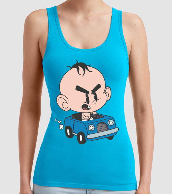Copilaș cu mașină model turcoaz pe tricou