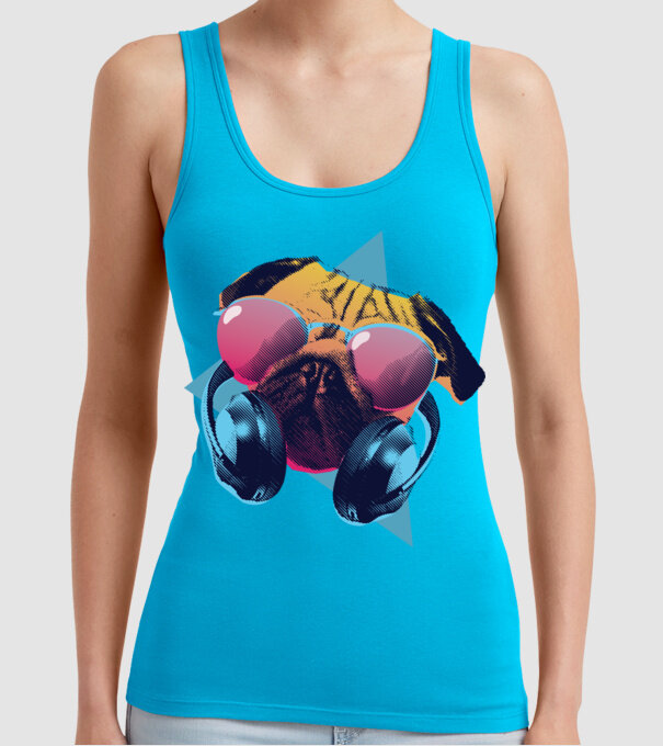 Mops cu căști model turcoaz pe tricou