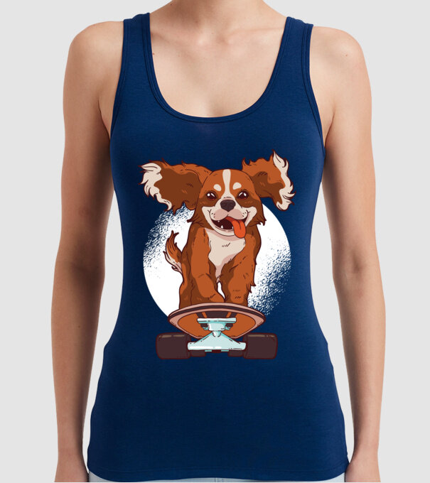 Skateboarding Cavalier King Spaniel model albastru închis pe tricou