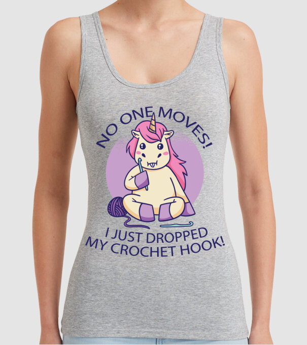 Nu mișcă nimeni, mi-a căzut acul de tricotat - Unicorn model gri pe tricou