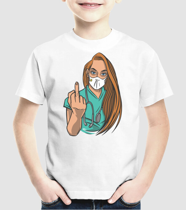 Asistentă medicală arată degetul model alb pe tricou