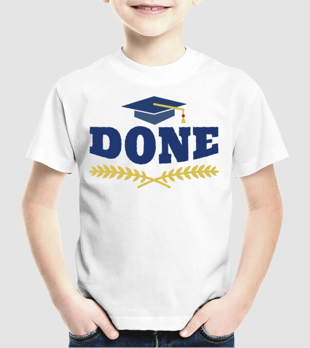 Absolvire Finalizată model alb pe tricou