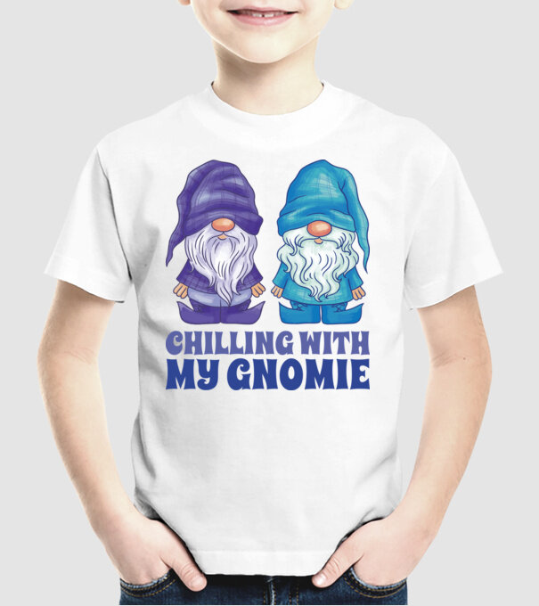 Chilling with my Gnomie model alb pe tricou