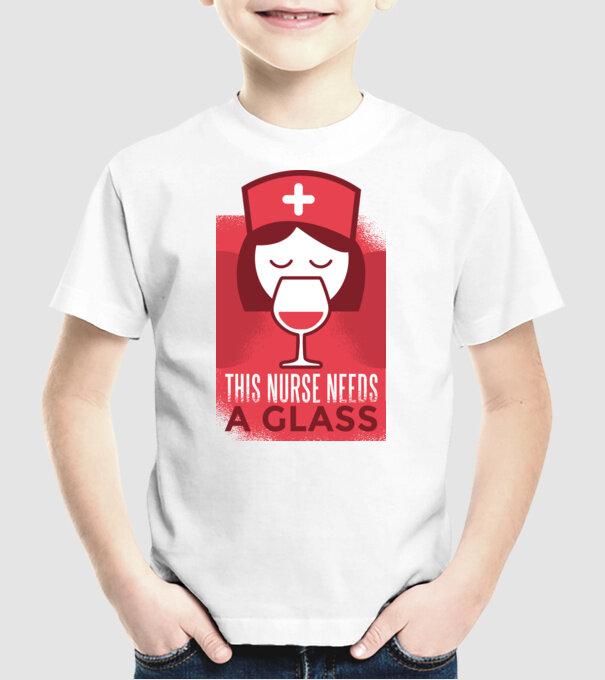 Această asistentă are nevoie de un pahar de vin model alb pe tricou