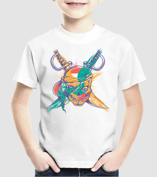 Craniu de pirat model alb pe tricou