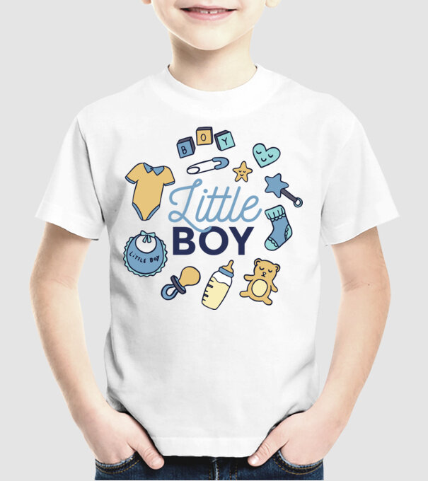 Băiețel model alb pe tricou