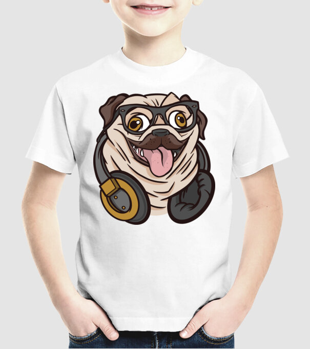 Mops cu căști model alb pe tricou