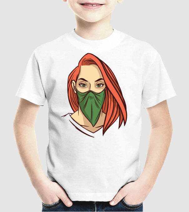 Femeie cu batic model alb pe tricou