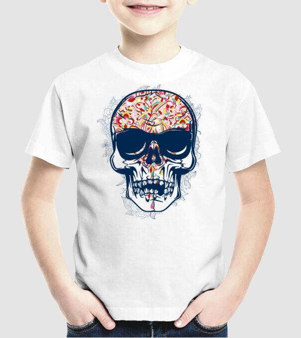 Craniu colorat model alb pe tricou
