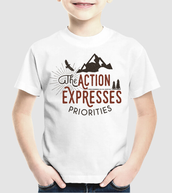 The action expresses priorities model alb pe tricou
