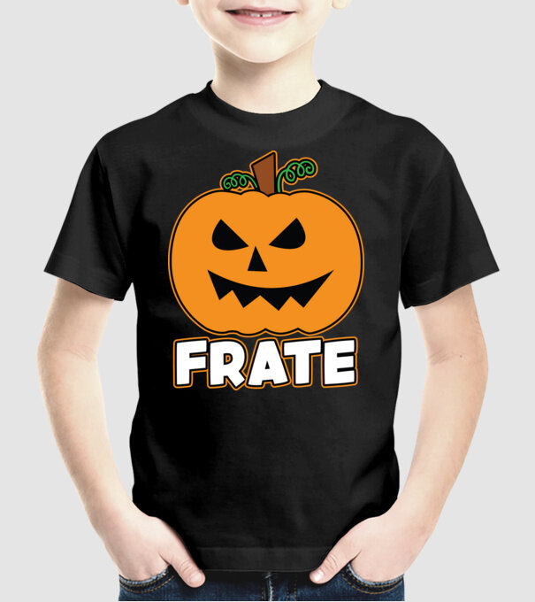 frate model negru pe tricou