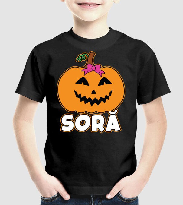 soră model negru pe tricou