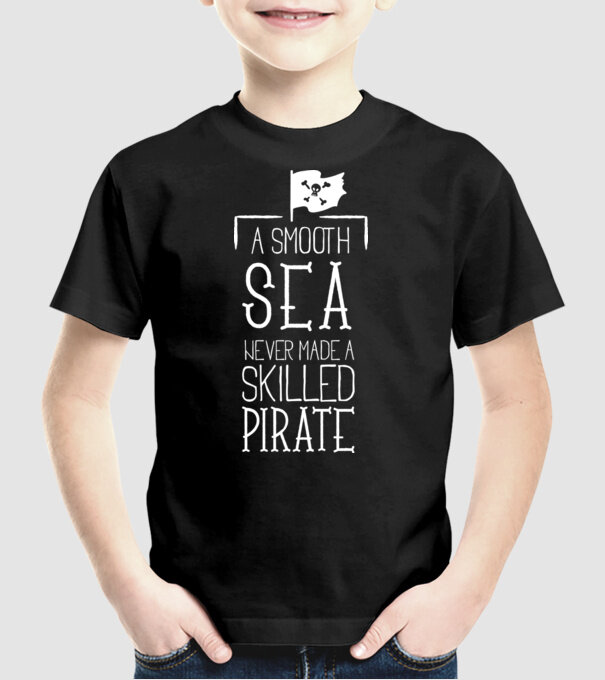 A Smooth Sea never made a skilled Pirate model negru pe tricou
