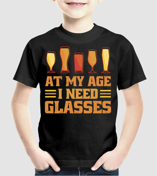 At my age i need glasses model negru pe tricou