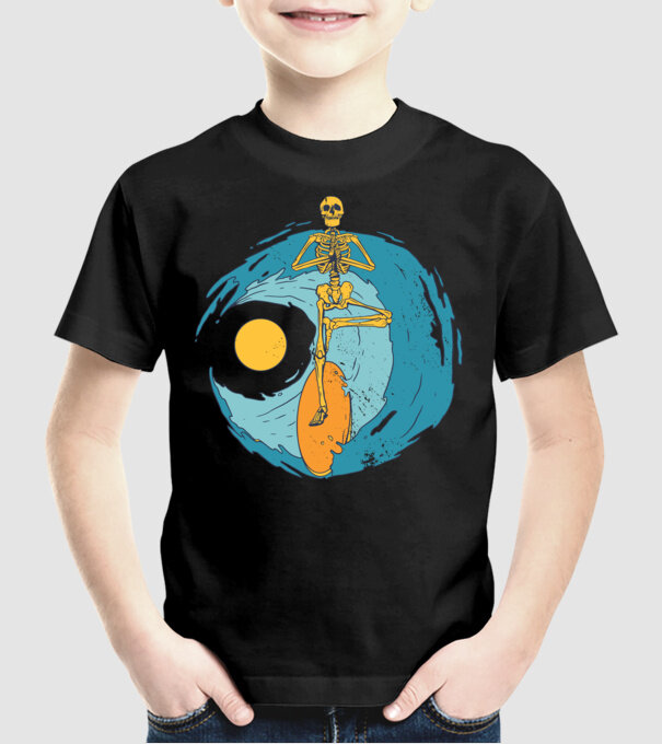 Schelet Surfer model negru pe tricou