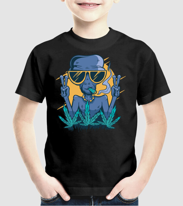 Alien drogat model negru pe tricou