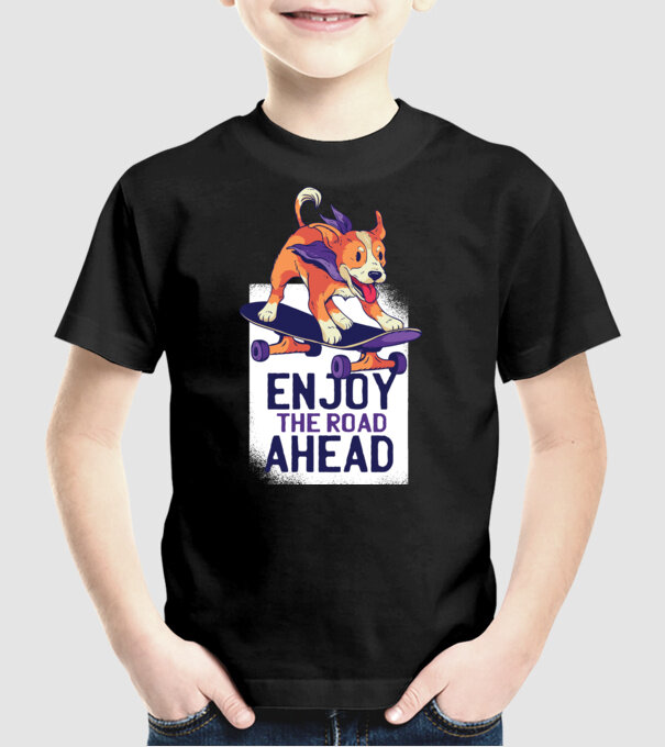 Câine Skateboarder model negru pe tricou