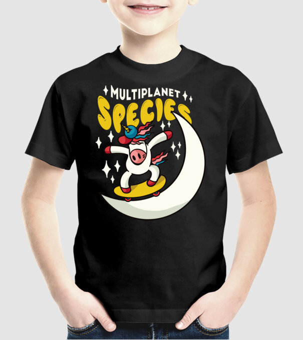 Skateboarding unicorn model negru pe tricou