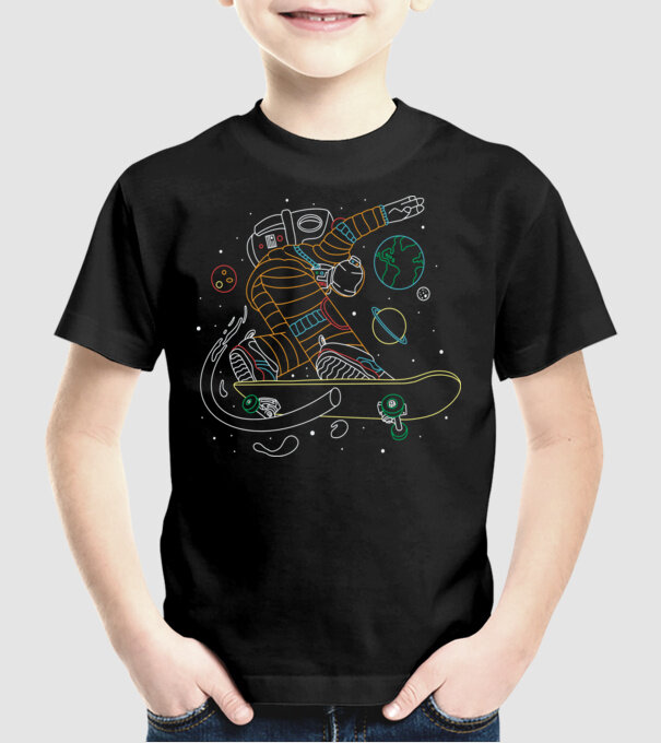 Astronaut Skateboarder model negru pe tricou