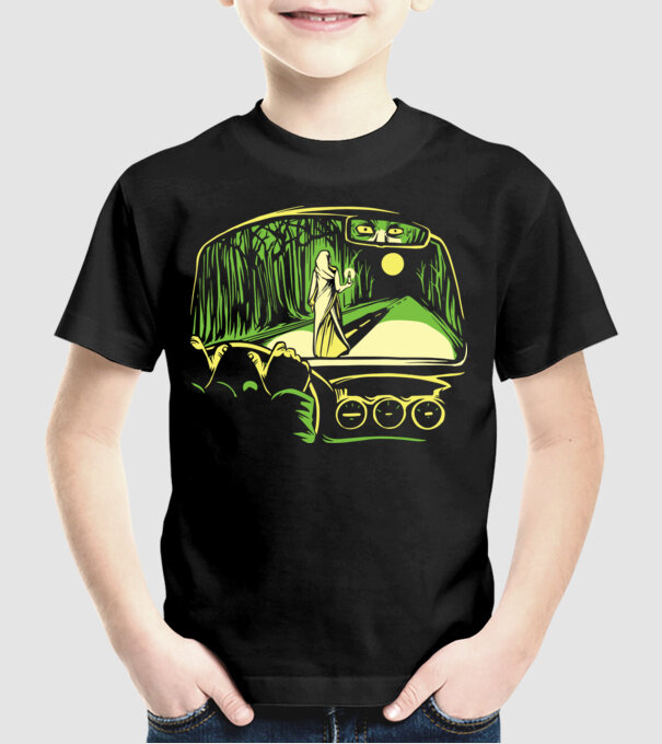 Femeie sperietoare pe drum model negru pe tricou