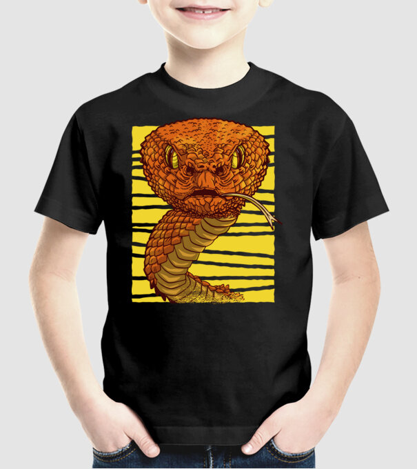 Cap de șarpe model negru pe tricou