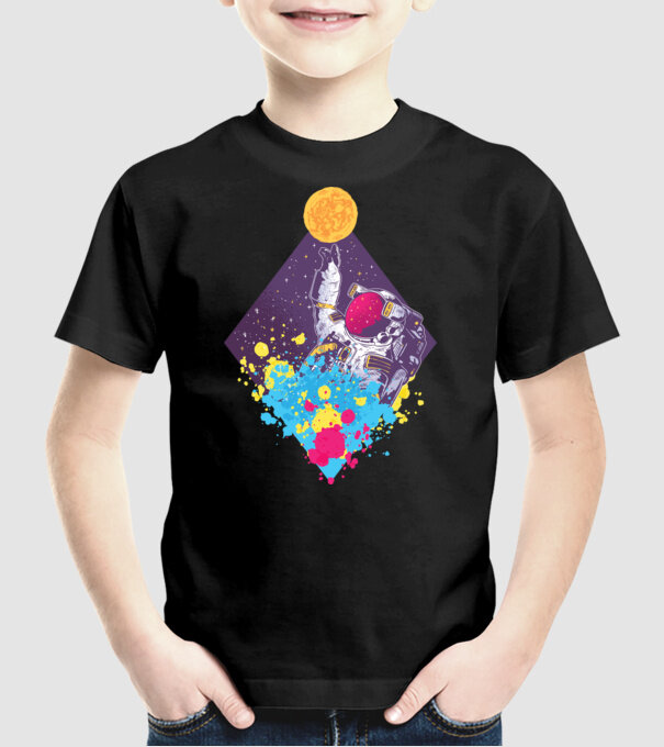 Astronaut model negru pe tricou