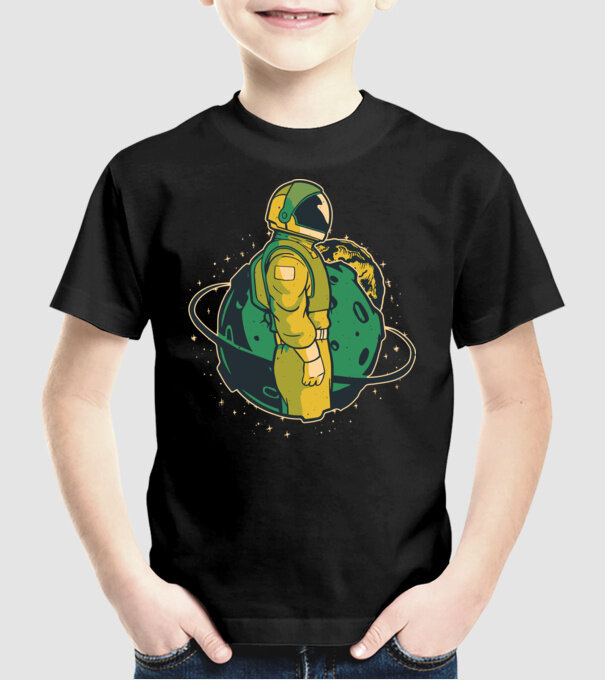 Astronaut model negru pe tricou