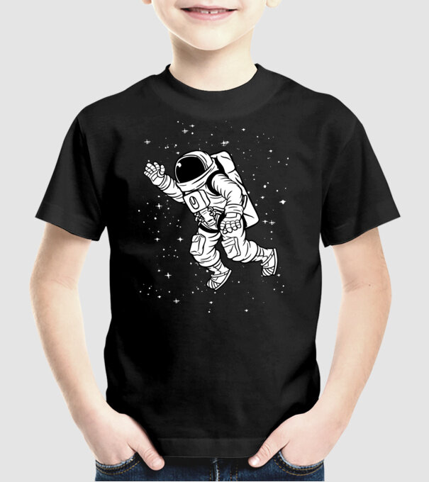 Astronaut model negru pe tricou