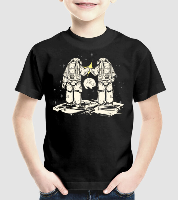 Prieteni Astronaut model negru pe tricou