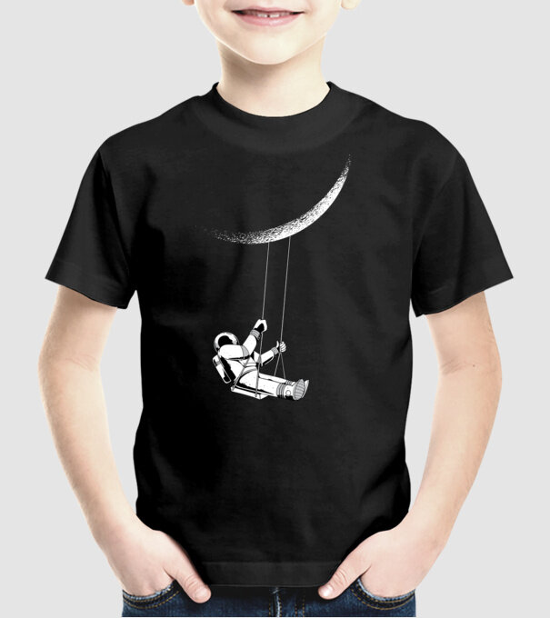 Astronaut care se dă în leagăn pe lună model negru pe tricou