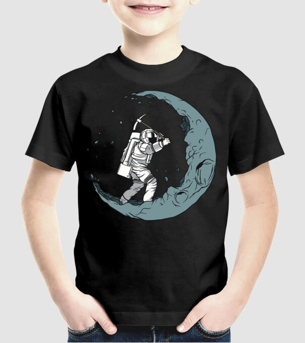 Astronaut pe Lună model negru pe tricou