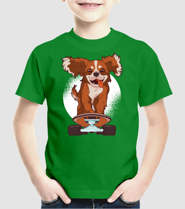 Skateboarding Cavalier King Spaniel model verde pe tricou