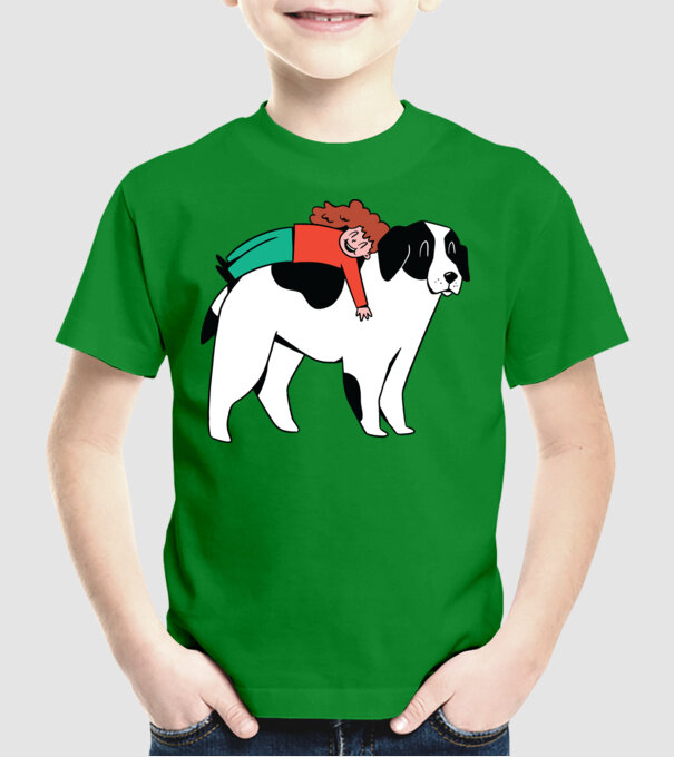 Fetiță cu câine model verde pe tricou
