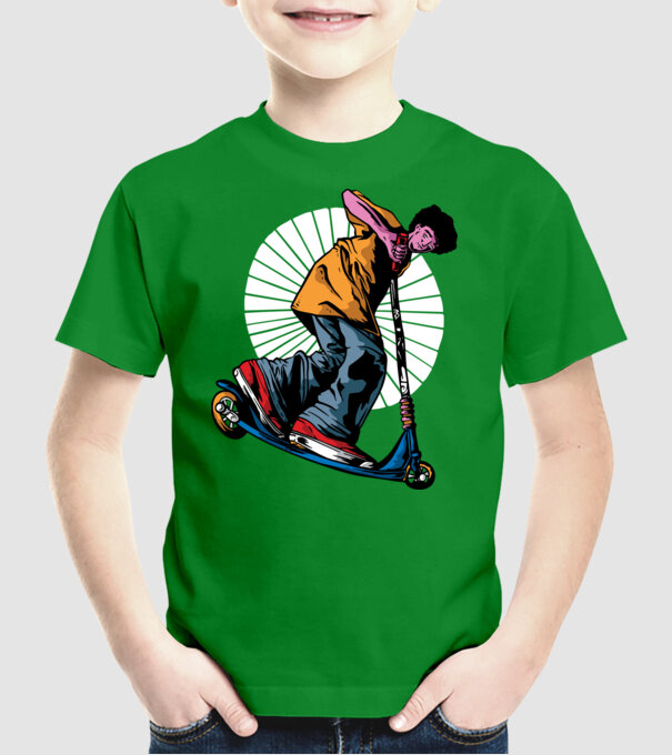 Copil cu trotinetă model verde pe tricou
