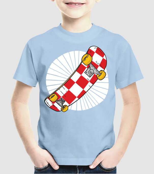 Skateboard model albastru deschis pe tricou