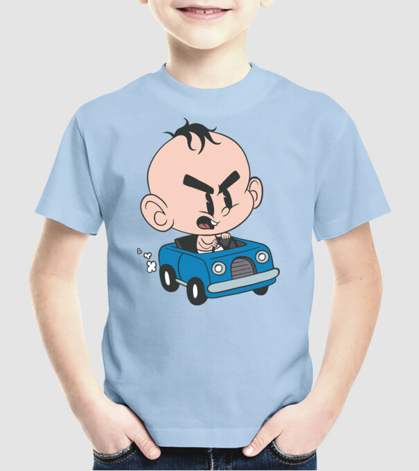 Copilaș cu mașină model albastru deschis pe tricou
