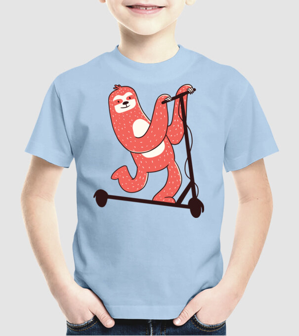 Leneș pe trotinetă model albastru deschis pe tricou