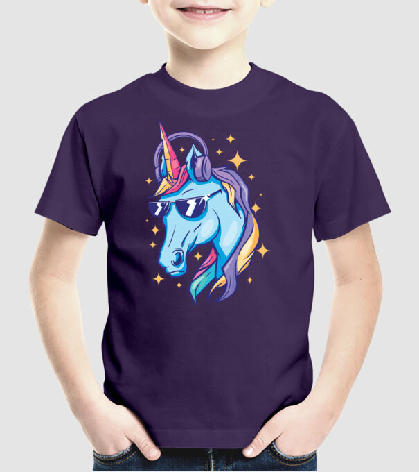 Unicorn strălucitor cu căști model mov pe tricou