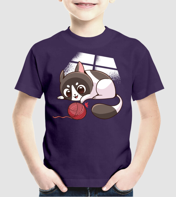 Pisicuță drăguță jucând model mov pe tricou
