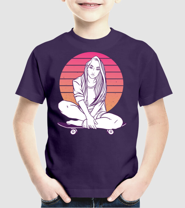Fată Skateboarder model mov pe tricou