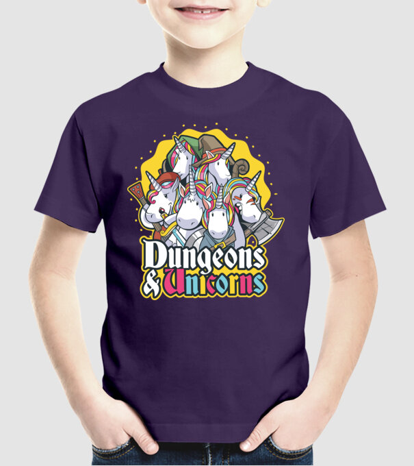 Dungeons and Unicorns model mov pe tricou