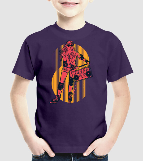 Fată skate model mov pe tricou