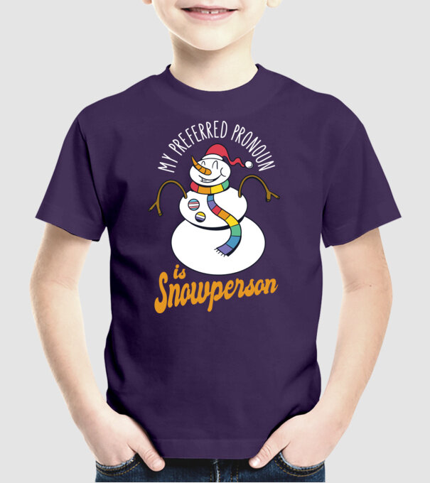 Om de zăpadă model mov pe tricou