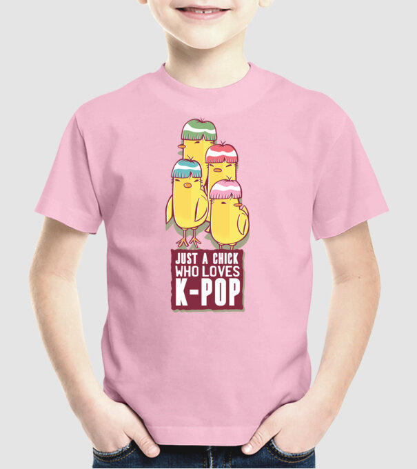 Just a Chick who loves K-pop model roz deschis pe tricou
