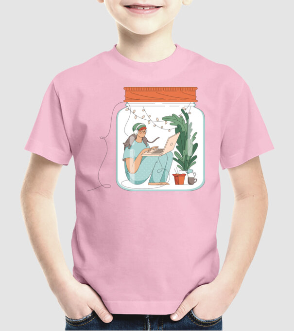 Fată Social Distancing model roz deschis pe tricou
