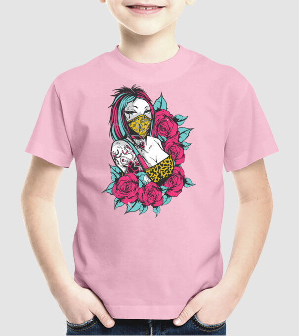 Fată tatuată model roz deschis pe tricou