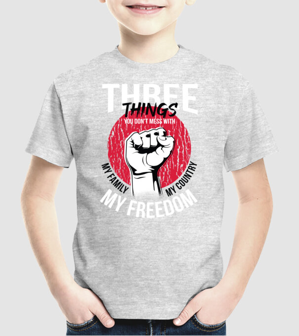 3 lucruri de care să nu te legi: Familia mea, țara mea și libertatea mea model gri pe tricou