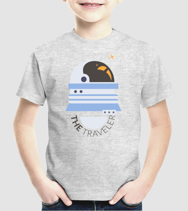 The Traveler model gri pe tricou