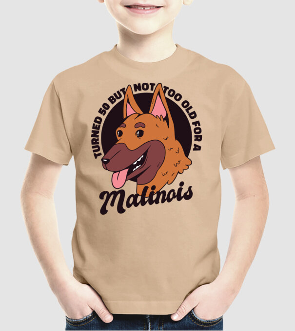 Câine ciobănesc belgian model nisipiu pe tricou