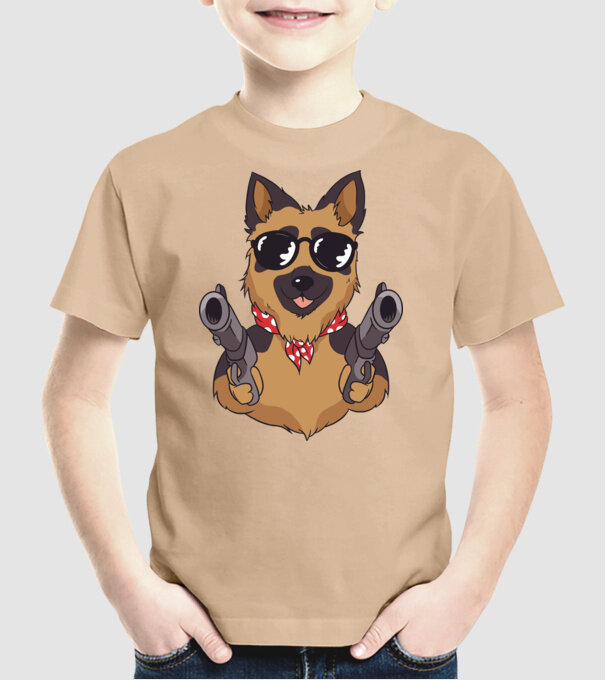 Ciobănesc german cu armă model nisipiu pe tricou